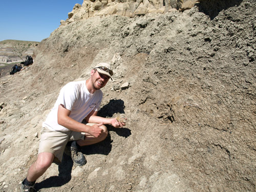Caleb Brown et le fossile d’Acrotholus qu’il a découvert. 2008. Photo : Derek Larson