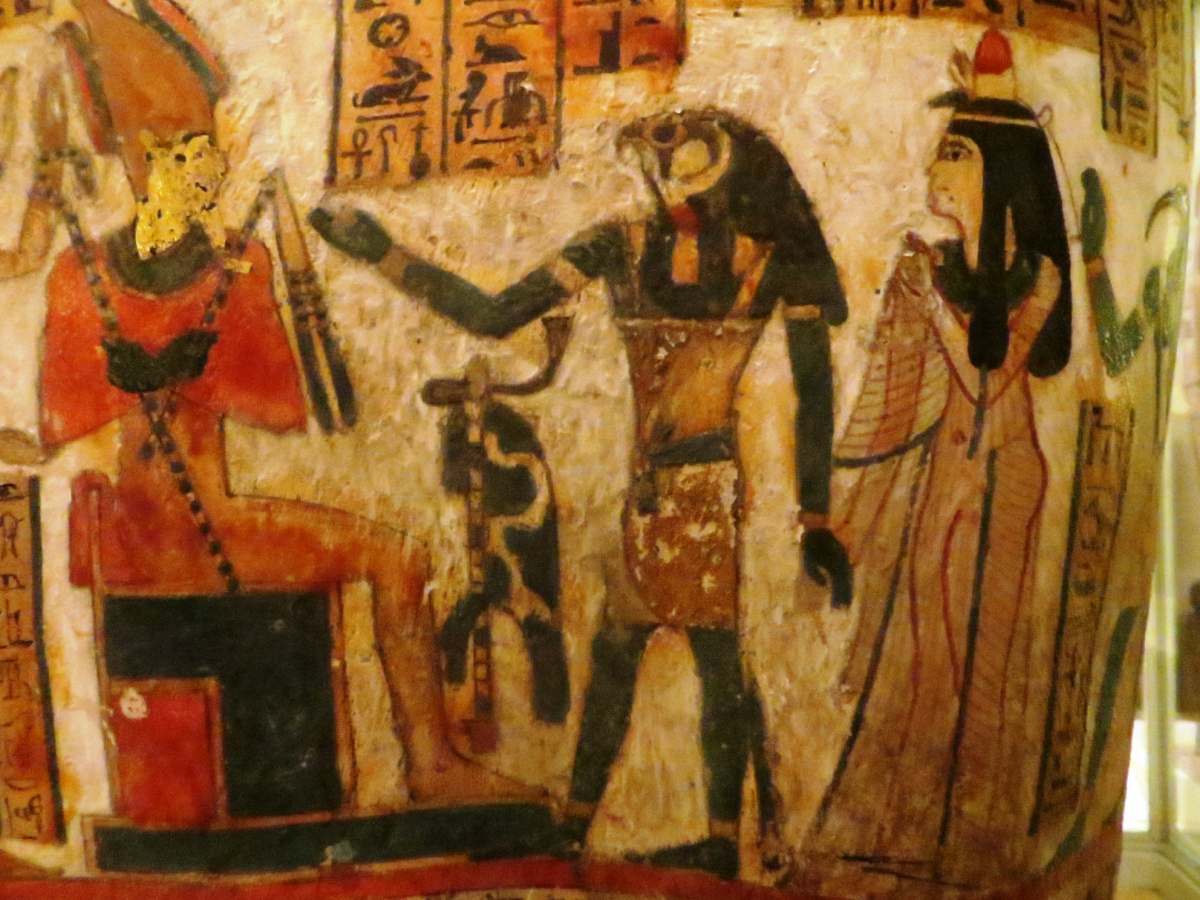 Djedmaatesank tenant la main d’Horus qui la présente à Osiris