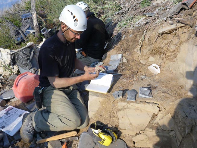 dentifying and inventorying fossils at theStephen Formation near Marble Canyon (image courtesy of Robert Gaines).