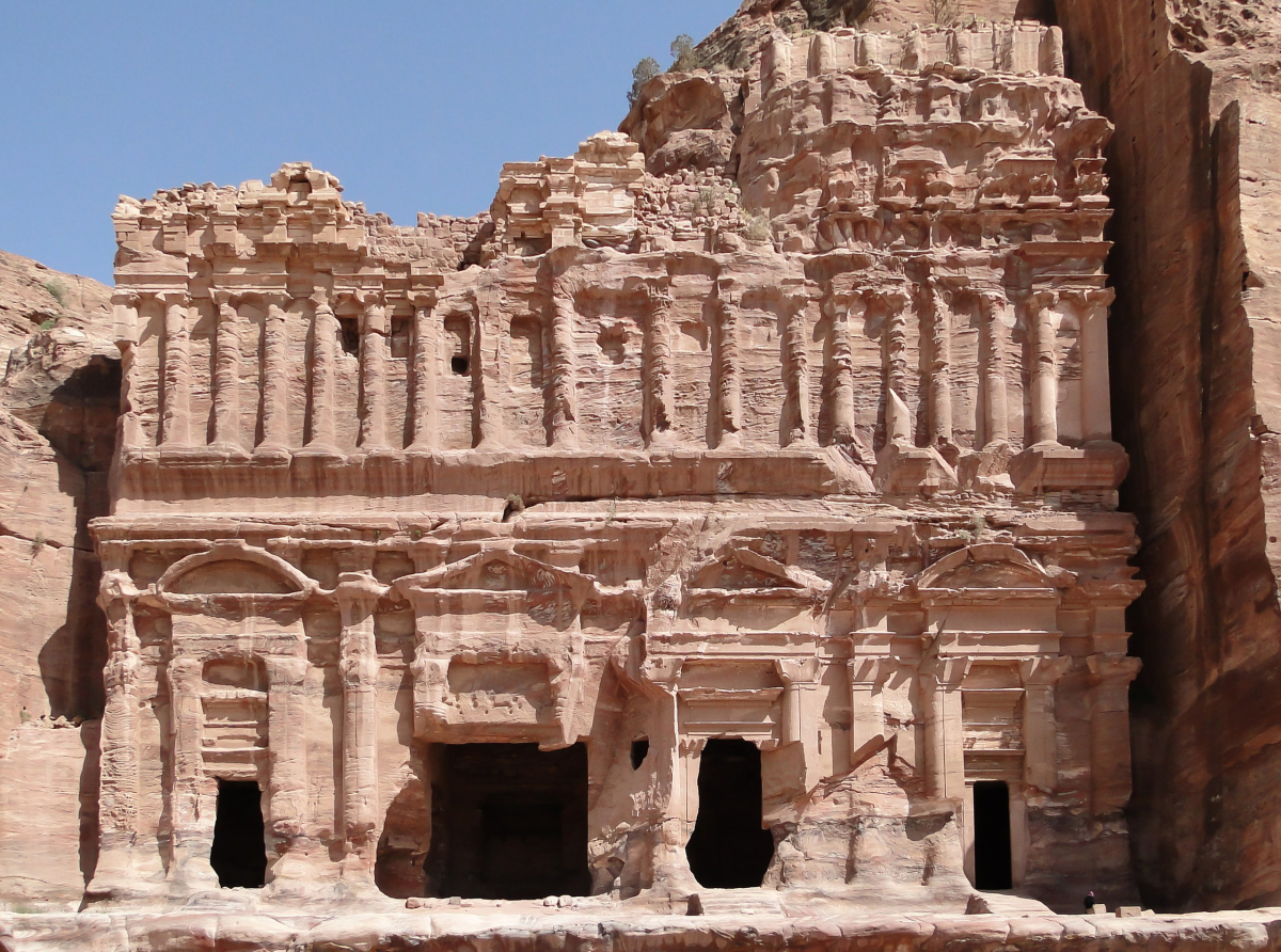 Facade of the Palace Tomb, Petra, Jordan. © Bernard Gagnon. Wikimedia Commons, 2010.