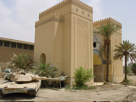 Musée national d’Irak : Dommages de la façade. Avril 2003, avec l’aimable autorisation de Joanne Farchakh-Bajjaly