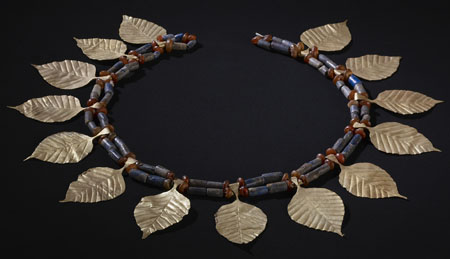 Headdress with gold leaves Gold, lapis lazuli and carnelian 2500 BCE King’s Grave. © The Trustees of the British Museum. 
