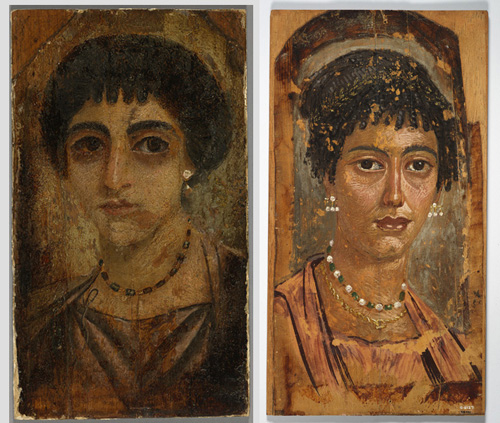 Deux portraits de femmes peints sur du bois. Elles portent de beaux vêtements et des bijoux au cou et aux oreilles.