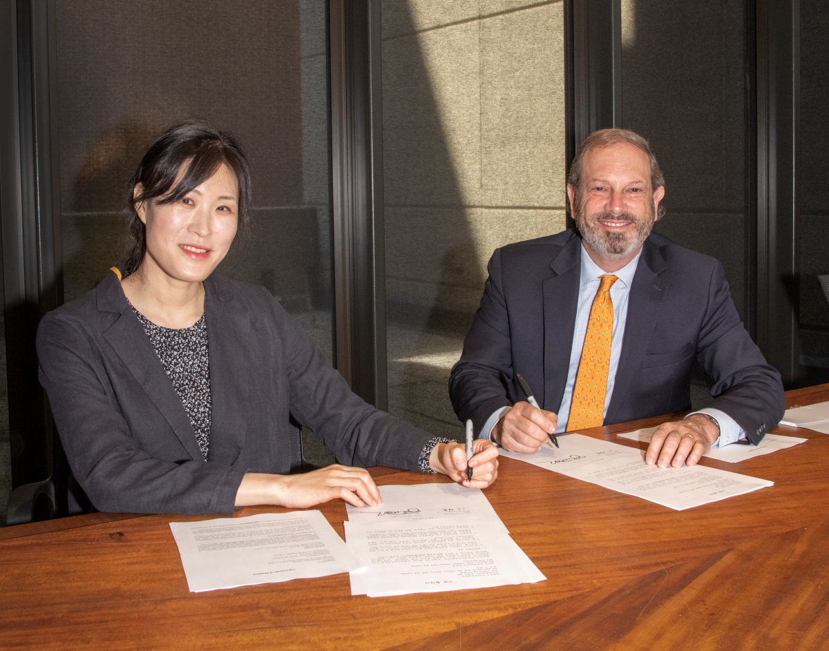 Josh Basseches, Director & CEO of the Royal Ontario Museum, and Sungeun Lee, Director of the Korean Cultural Centre Canada, sign the agreement.