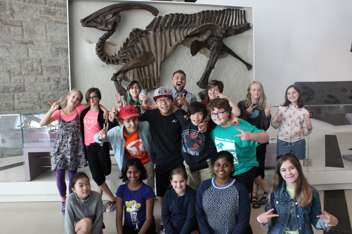 Un groupe de joyeux participants devant notre célèbre dino Parasaurolophus.