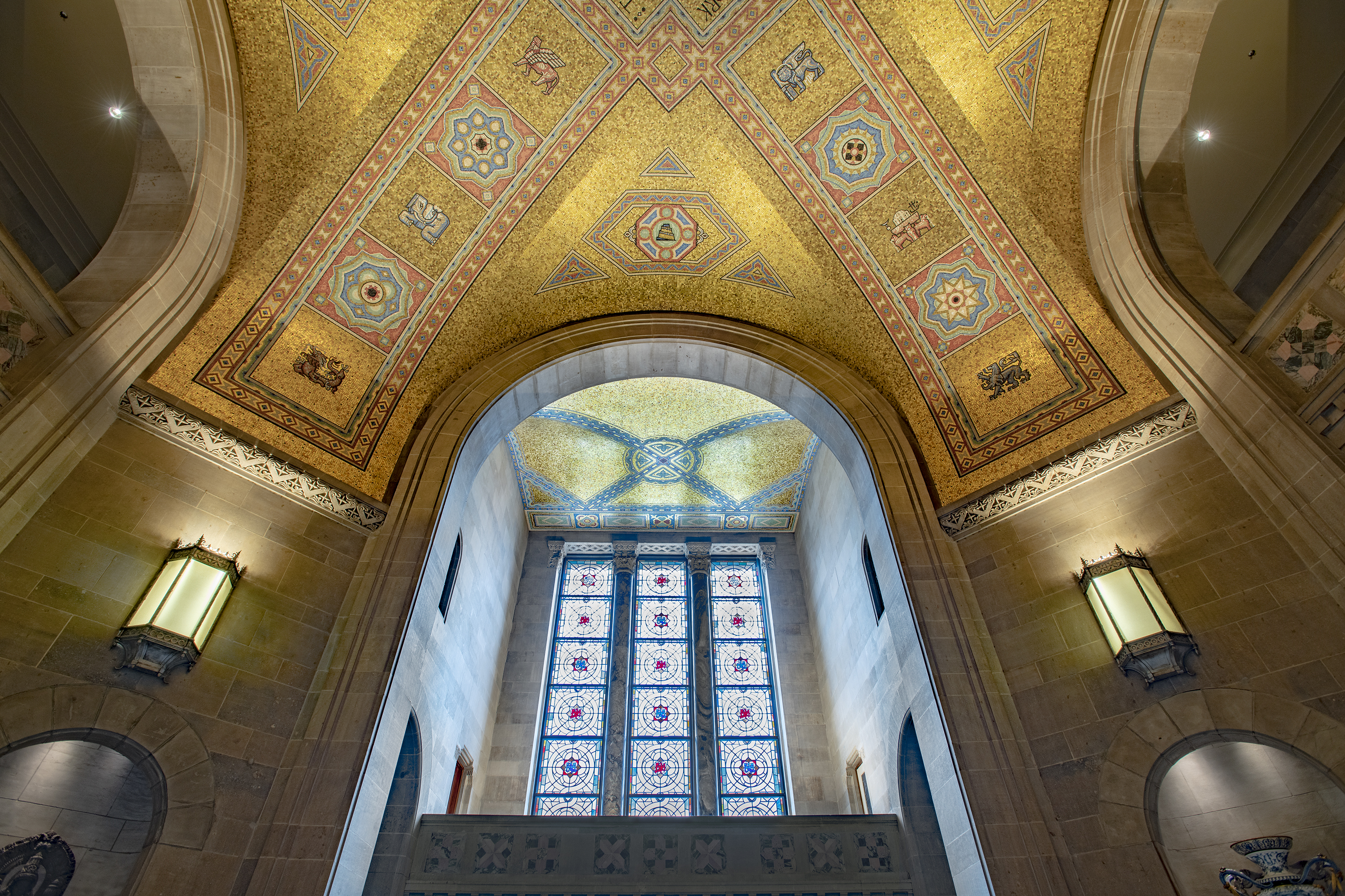 Le plafond de la rotonde ROM - les dalles dorées scintillent dans la lumière qui traverse le vitrail.