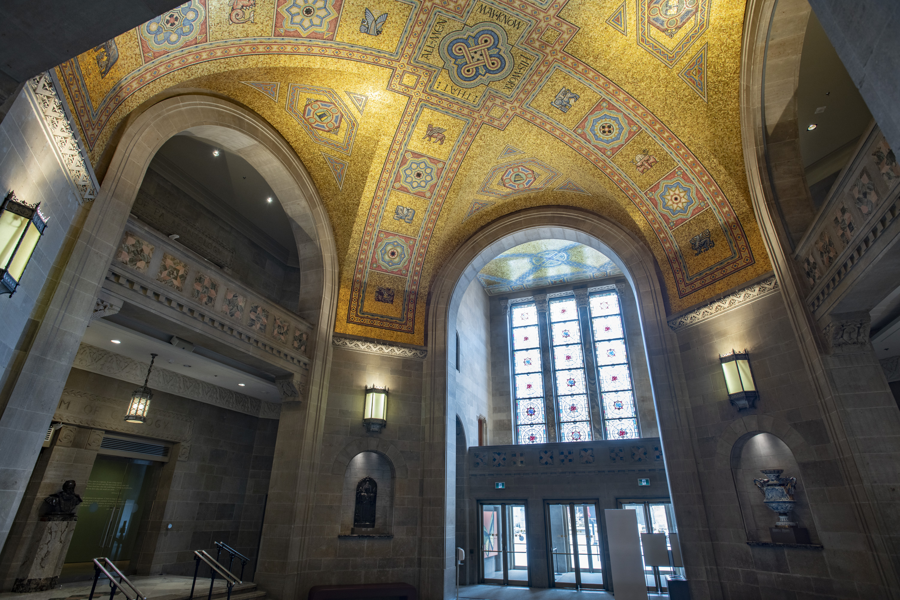 Le plafond de la rotonde ROM - les dalles dorées scintillent dans la lumière qui traverse le vitrail.