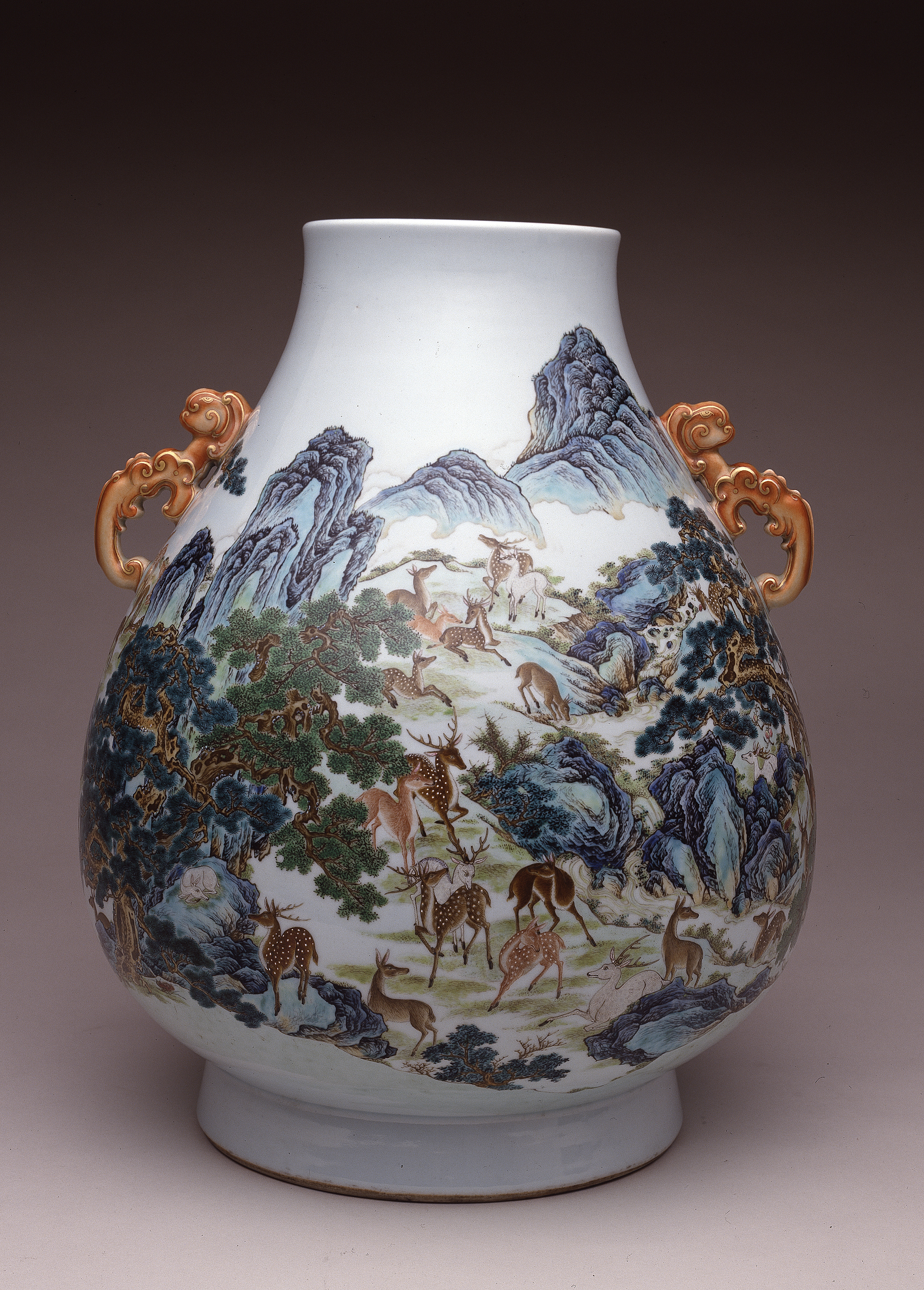 Mid to late 18th century Qing Dynasty, Qianlong Period Vase Zen with hundred deer, Jingdezhen, Jiangxi province, China, 911.9.17. © ROM and Gift of Mrs. H.D. Warren.
