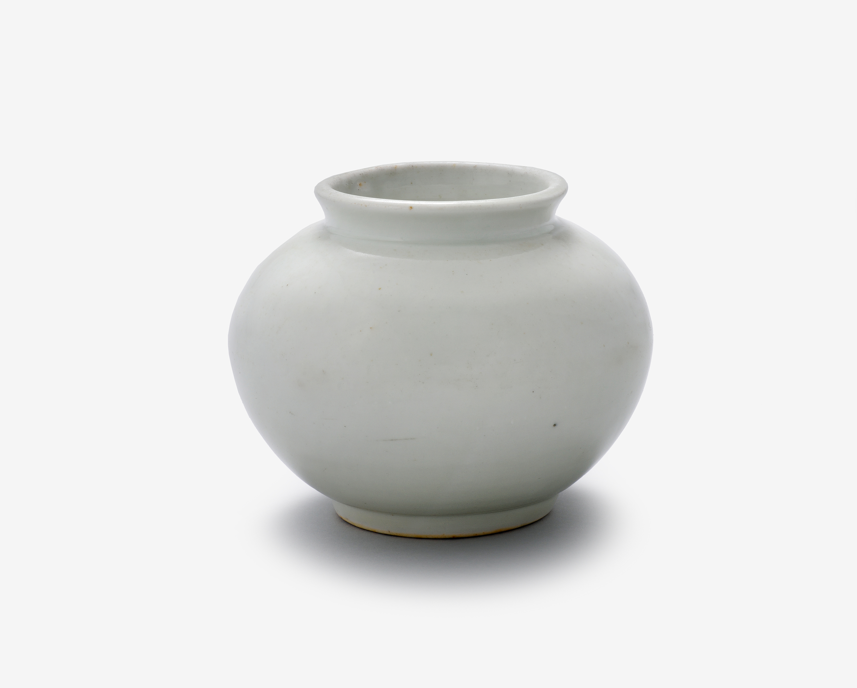 White Porcelain Jar 백자 호, Korea, early 20th century, 983.146.6. © 2016 Royal Ontario Museum. Photographed by the Overseas Korean Cultural Heritage Foundation. Donated by George J. M. Gale in memory of his father, Rev. James S. Gale, Presbyterian missionary in Korea, 1888-1927.