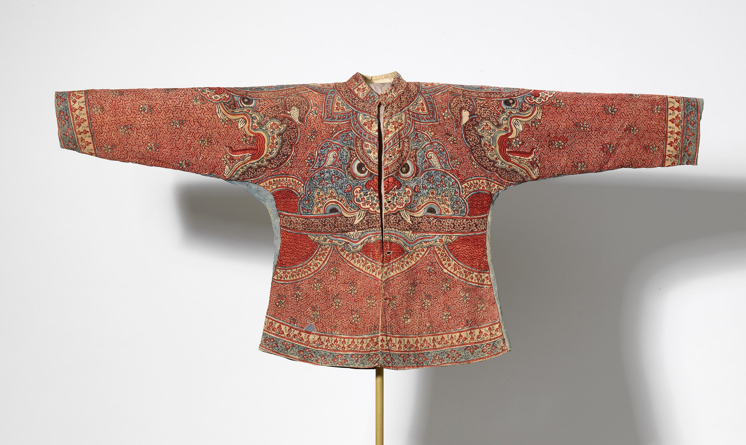 Man’s military shirt or tunic (su’a senakut), chintz, made in coastal southeast India for the Thai market, late 1700s, 983.155.1. © ROM.
