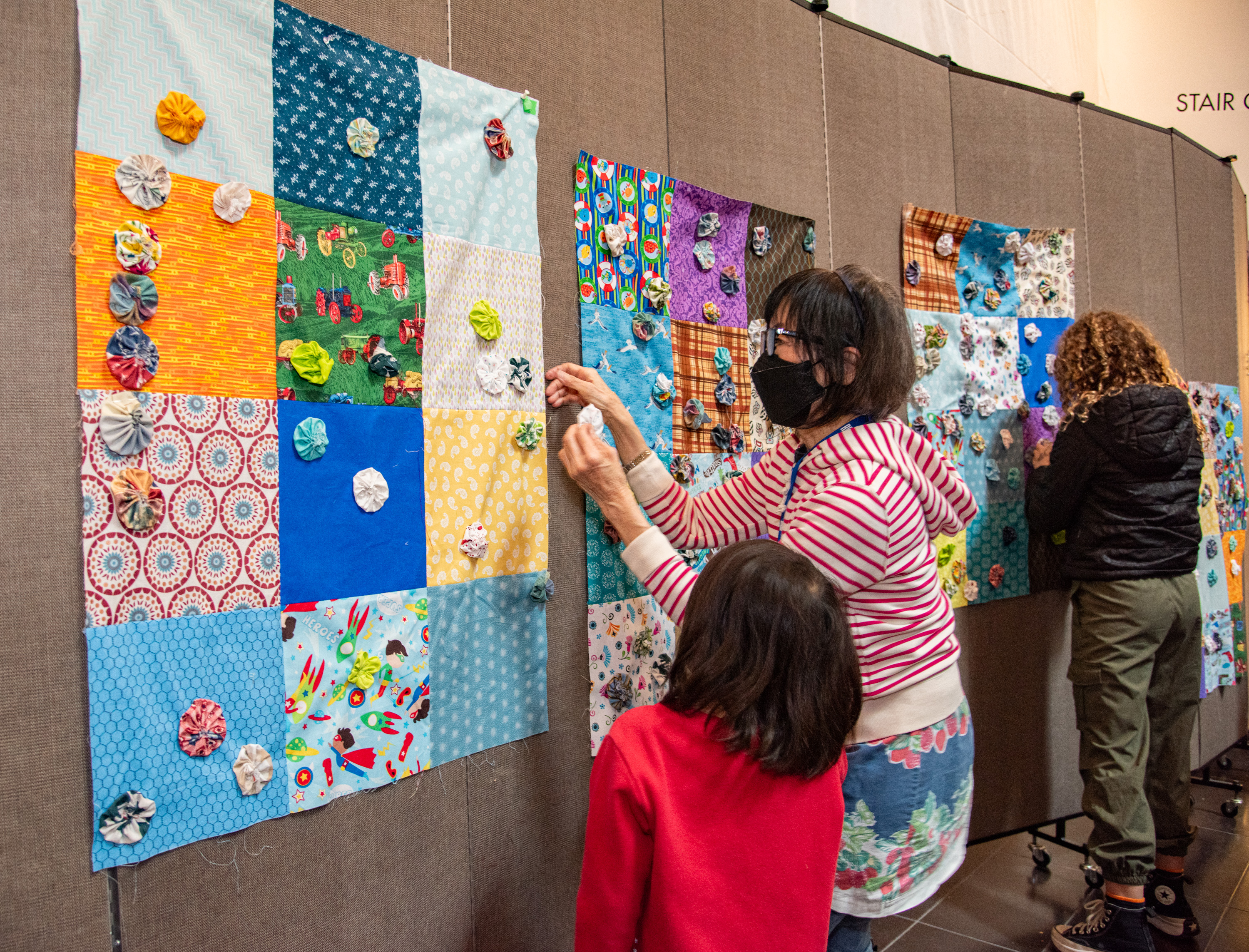 Yo-Yo quilting workshop, ROM March Break 2024. © ROM.