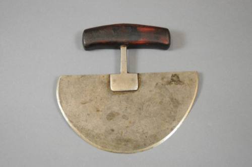 A dark brown handle is attached by a crosspiece to a semicircular metal blade.
