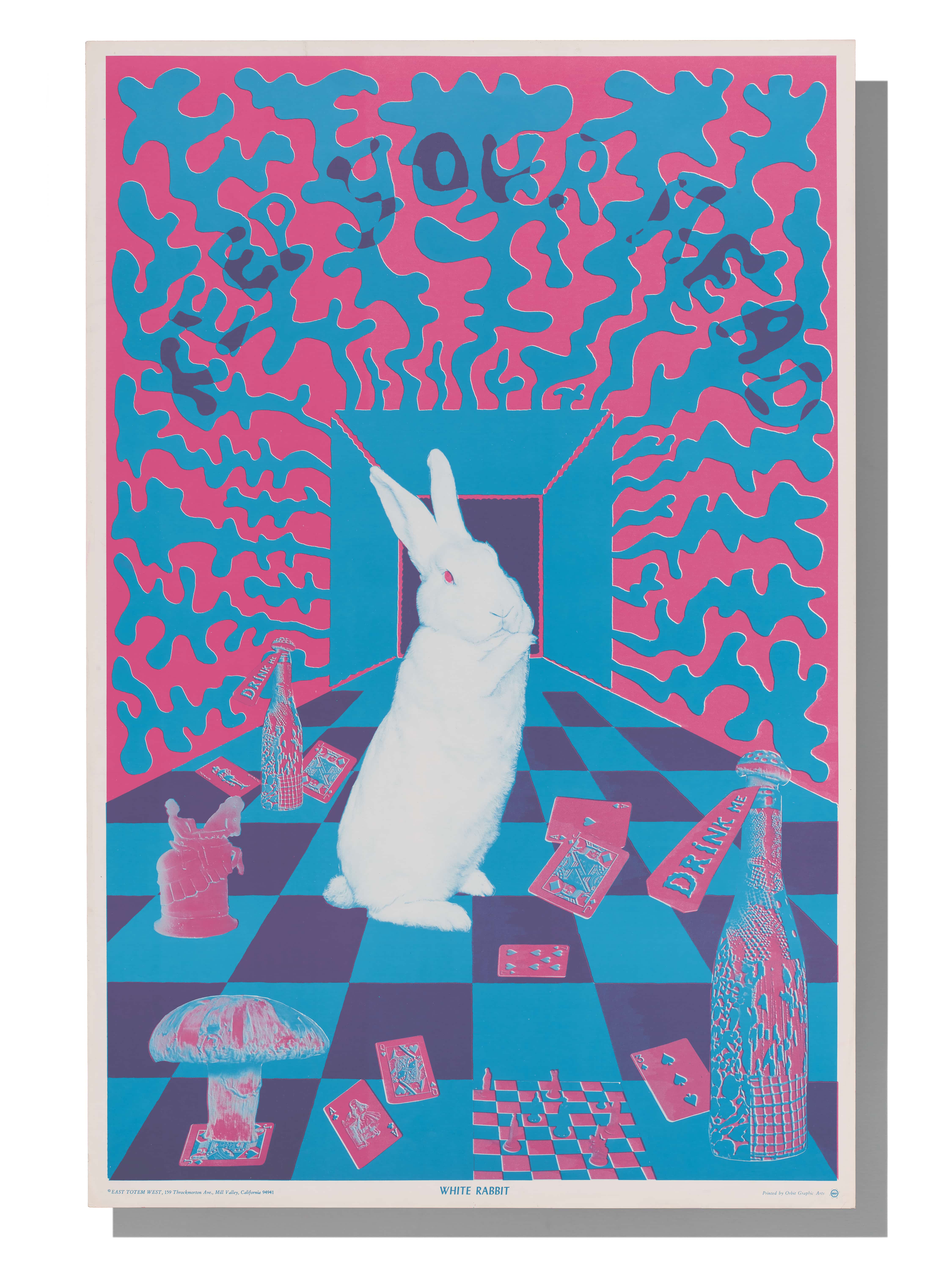 Affiche psychédélique représentant un lapin blanc dans une pièce à damier bleu et rose, entouré de cartes à jouer, de bouteilles, d'un échiquier et d'objets ressemblant à des champignons, le tout sur un fond abstrait aux couleurs vives.