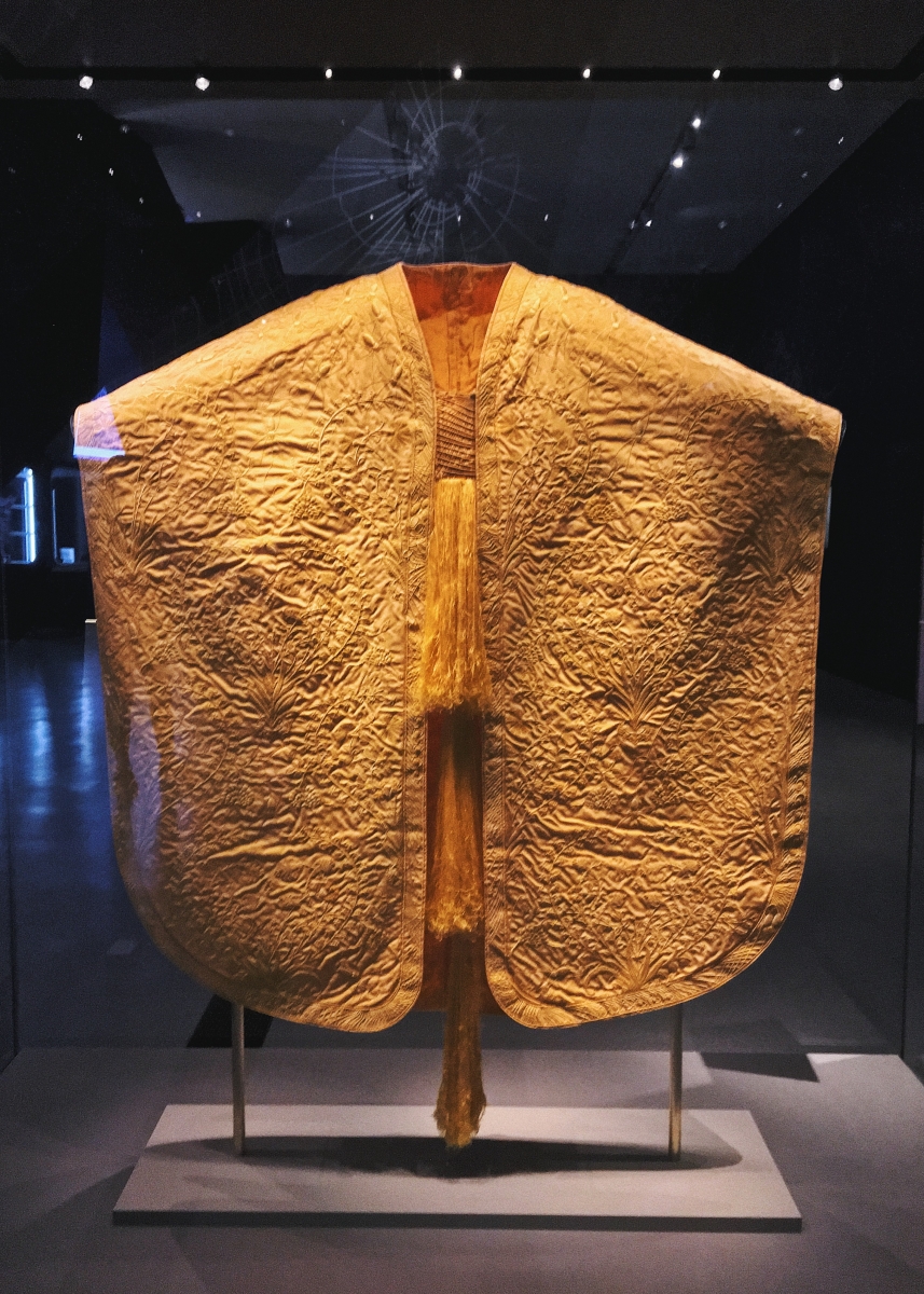 A stunning cape made entirely of silk produced by 1.2 million golden silk orb-weaver spiders. Image: Kiron Mukherjee