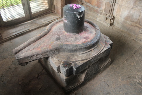 Example of Shiva Lingam, Tarakeshwar Temple. Photo Siddeshwar Prasad, karnatakatravel.blogspot.ca.