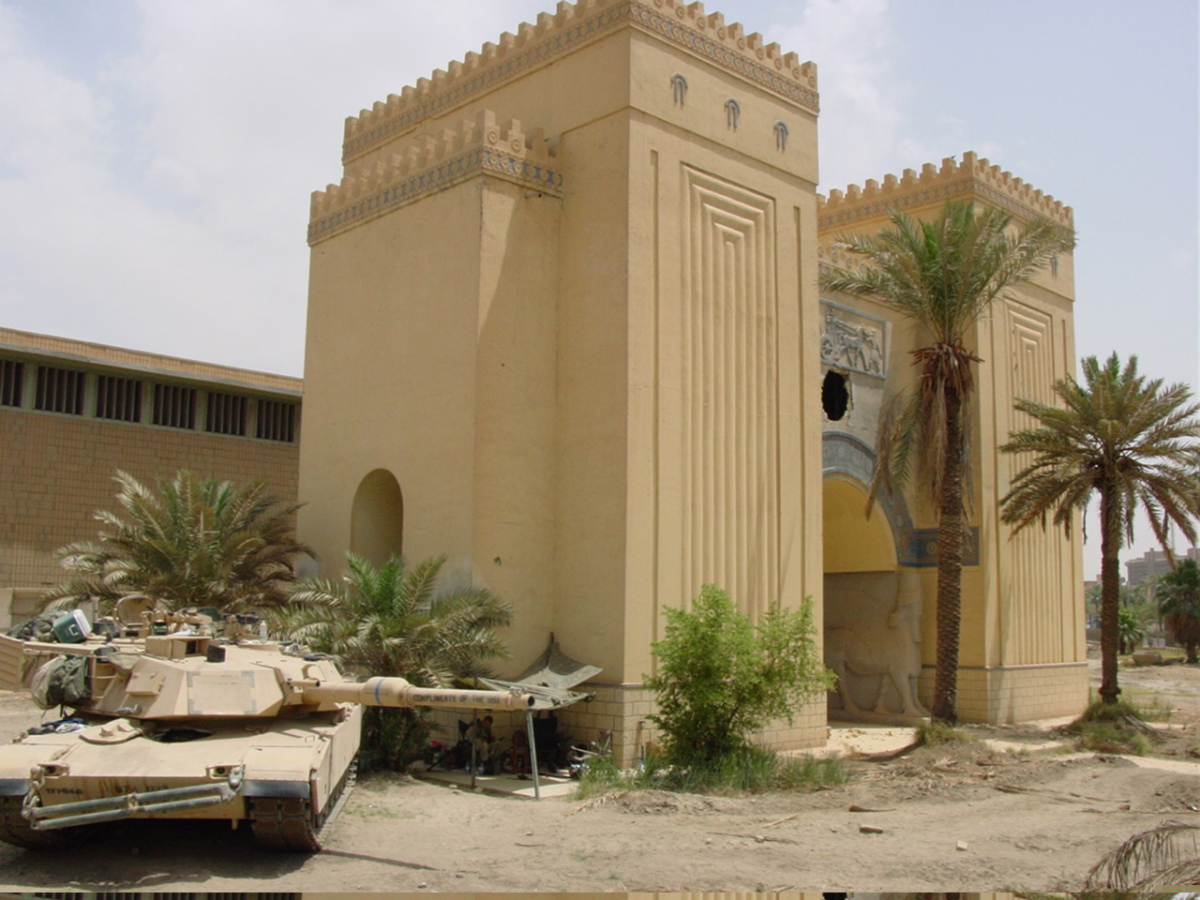 Musée national d’Irak : Façade  endommagée , avril 2003    Avec l’aimable autorisation de Joanne Farchakh-Bajjaly