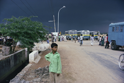 Raghubir Singh, Jeune garçon à un arrêt d’autobus, New Delhi, 1982.  © 2017 Succession de Raghubir Singh