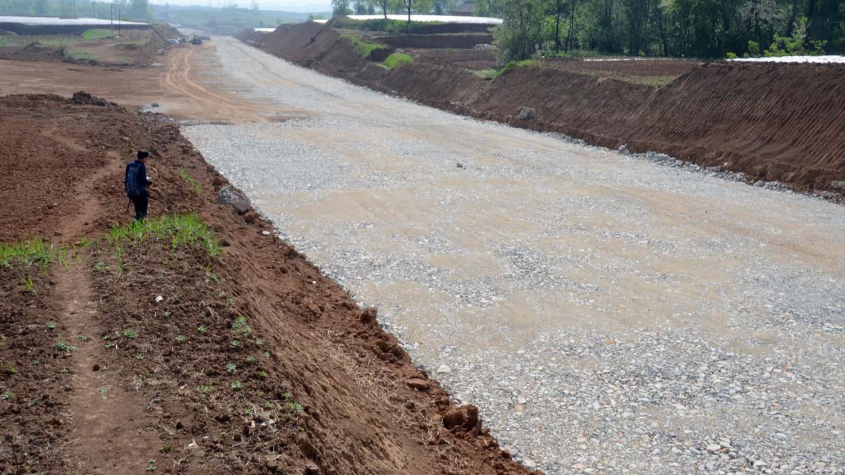 Highway running through archaeological site in Luonan