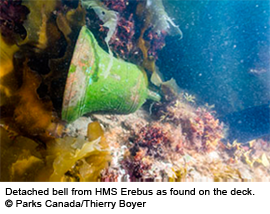 Cloche du HMS Erebus retrouvée sur le pont © Parcs Canada/Thierry Boyer