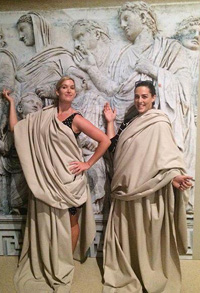 Photo de deux femmes en togas
