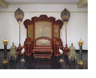 Mobilier de la salle du trône impérial Bois laqué et jade Dynastie Qing, période Qianlong Musée du Palais impérial, Gu115711 (trône et tabouret seulement) © Musée du Palais impérial