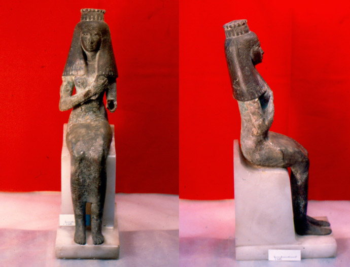 Front and side portraits of the figurine before conservation.