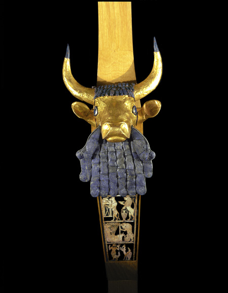 Lyre (vue de face)  Or, lapis-lazuli et coquillage – Panneau sous la tête du taureau figurant quatre scènes mythologiques. 2650-2550 av. notre ère. Irak, Ur L. : 191 cm, l. : 20 cm, hauteur : 167 cm Avec l’aimable autorisation du Musée d’archéologie et d’anthropologie de l’Université de Pennsylvanie, Philadelphie