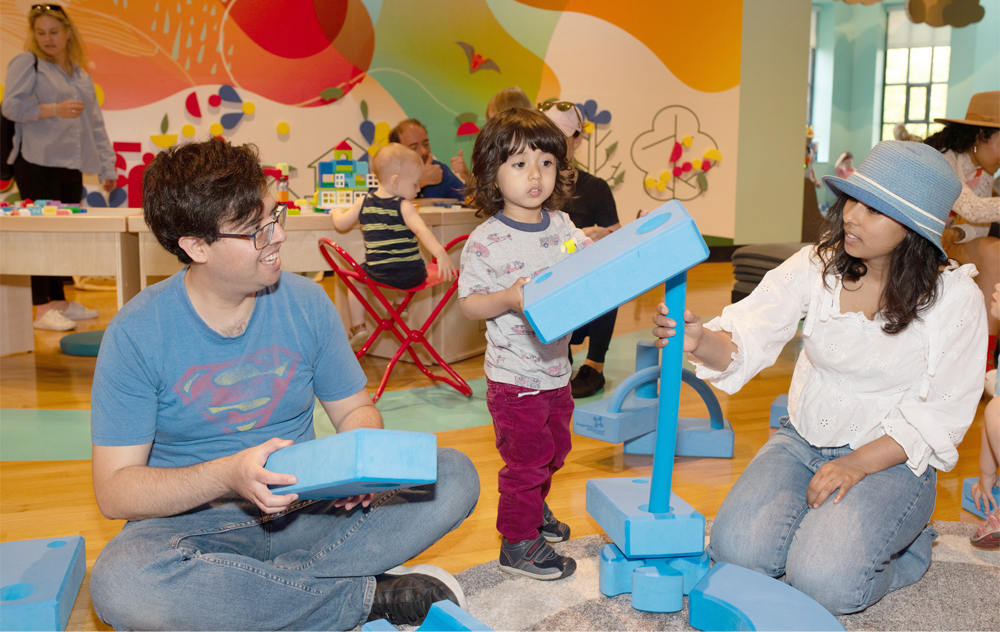 Family enjoying Member preview day at WonderWorks © ROM