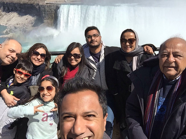 Selfie of a large family in front of Niagara Falls