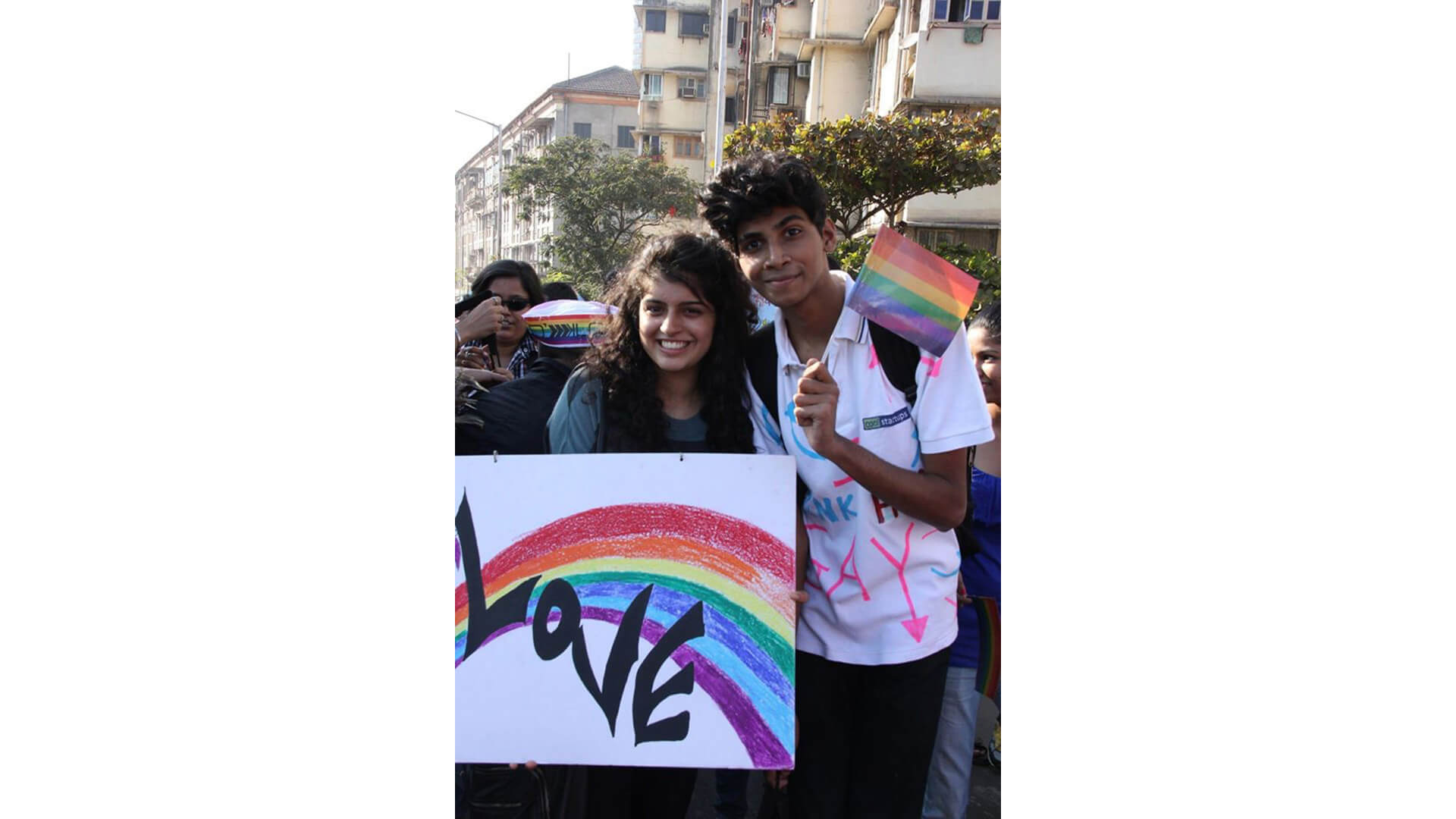 Mudit tenant un drapeau arc-en-ciel lors de sa première parade des fiertés, avec son amie Drishti.
