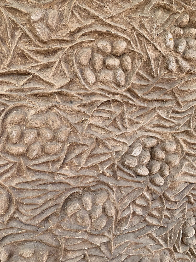 Motif de mûre sur le mur du bâtiment principal du musée Zoma.