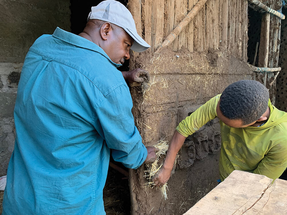 Sime et un assistant travaillent.