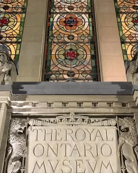 Image de l'architecture et des vitraux de l'entrée extérieure de Queen's Park