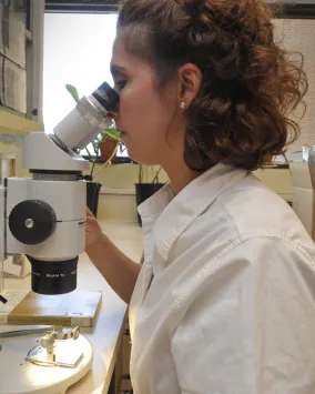 Antonia Guidotti at microscope
