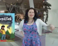 Sarah Elliott avec la couverture du livre Blackflies.
