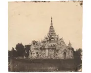 Image de pagode en noir et blanc
