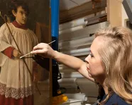 La restauratrice principale Heidi Sobol dans son atelier. 