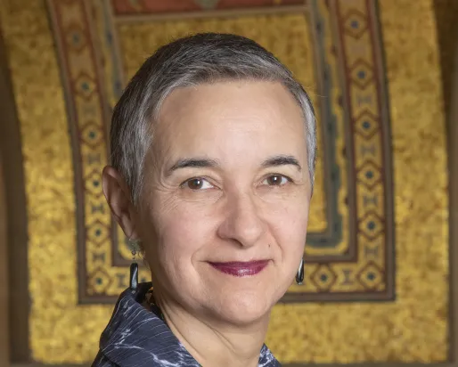 Valerie Huaco. Directrice adjointe des collections et de la recherche et responsable de l'innovation.