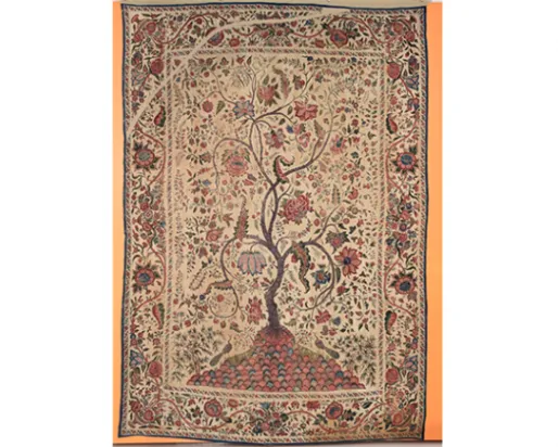 Chintz palampore (panneau textile). Fabriqué sur la côte de Coromandel (région du nord) de l'Inde pour le marché européen. Première moitié du XVIIIe siècle. Coton tabby peint et teint en réserve avec des feuilles d'or. 934.4.13 Collection Harry Wearne, Don de Mme Harry Wearne.