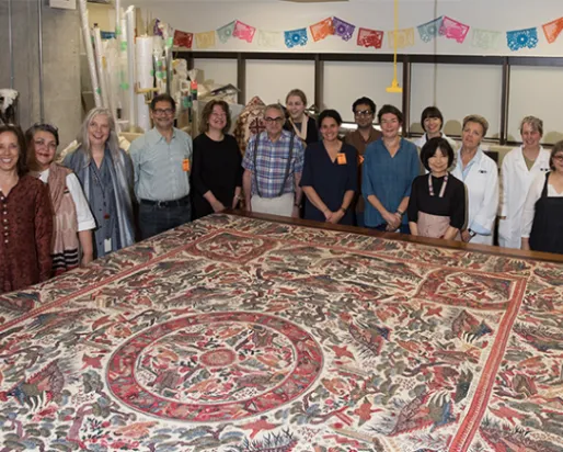 Photo du personnel du ROM à l'atelier de chintz indien.