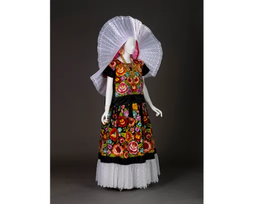 Ensemble de gala pour femme. Culture Tehuana. Juchitán de Zaragoza, État d'Oaxaca, Mexique. v. 2000. 2014.40.1.1-2 (corsage et jupe). Don du Textile Endowment Fund Committee et 2015.24.1 (huipil grande ou coiffe en dentelle). Don de Gilberto Martinez Fabián, Tehuantepec.
