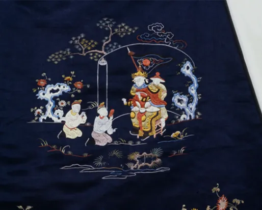 Robe officieuse de dame avec des motifs floraux et des figures. Chine. Dynastie Qing. Début du 19e siècle. Satin brodé de soie. 910.65.21. 