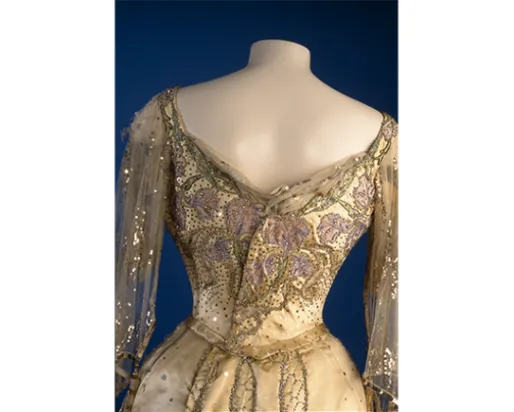 Robe d'apparat de la reine Alexandra. Morin-Blossier. France. Vers 1903. Satin de soie avec motifs appliqués, inserts en mousseline de soie, paillettes, diamants et perles. 942.12.3.A-B Don du Lieutenant-Colonel James W. Flanagan.