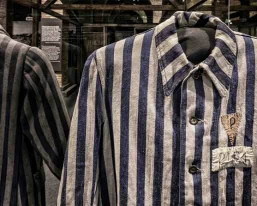 Uniforme porté par Marian Kostuch. Image © Musealia. Uniforme de prisonnier d'Auschwitz. Uniforme porté par Marian Kostuch, prisonnier politique polonais. Image ©Musealia.