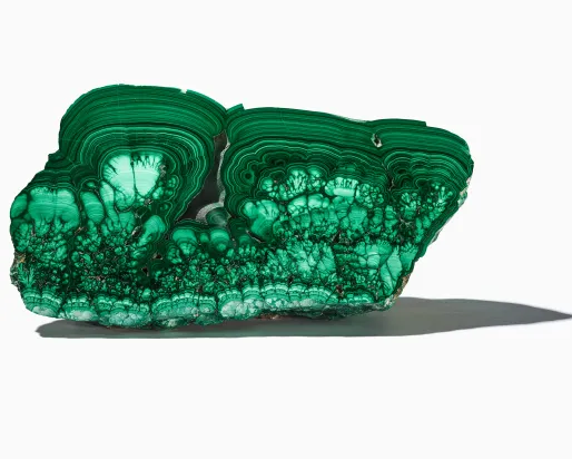 Une tranche de malachite d'un vert éclatant