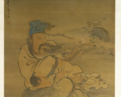 Texte calligraphié à l'encre noire dans le coin supérieur gauche d'un tableau représentant un grand oiseau bleu et blanc au corps anthropomorphe, ainsi que deux oiseaux plus petits volant au-dessus de nuages tourbillonnants.