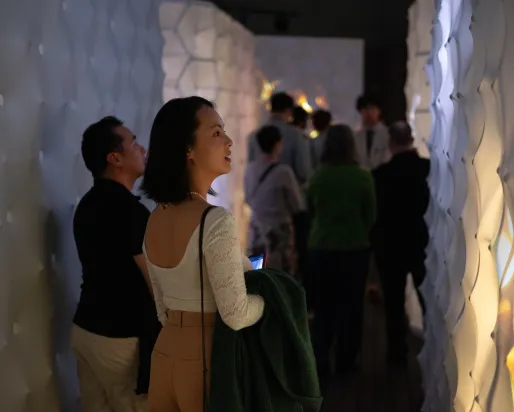 Un visiteur lors d'un vernissage privé