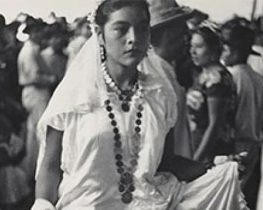 Une mariée danse, vers 1937. Épreuve gélatino-argentique d'époque. Emilio Amero, Mexique (1901 - 1976). Emilio Amero Estate, avec l'autorisation de la Solander Collection.