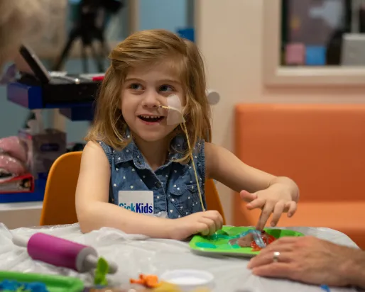 Photo d'une fille à Sick Kids faisant un bricolage sur les dinosaures. Crédit photo : Mark Bernards3
