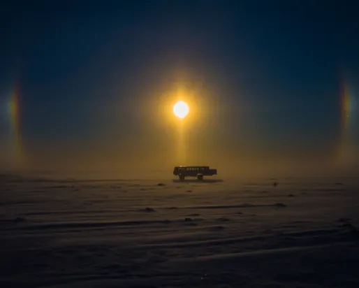 "Tundra Buggy and Sun Dog" : vue enneigée de Don Gutoski lors d'une aventure photographique à Cape Churchill, Manitoba.
